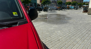 Fala upałów w Resku! OSP ratuje mieszkańców kurtyną wodną na rynku. Jak bezpiecznie przetrwać gorące dni?