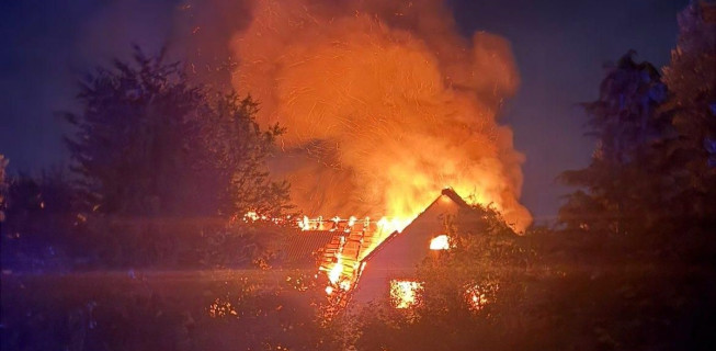 Nocny pożar pustostanu w Mołstowie. Płomienie objęły cały budynek [ZDJĘCIA]