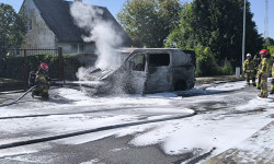 Pożar wojskowego busa na DW152. Pojazd spłonął doszczętnie